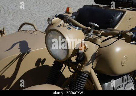 Militärmotorräder BMW R60, Foto aufgenommen in Steyr am Hauptplatz, ursprünglich restaurierter Seitenwagen aus dem 2. Weltkrieg. Stockfoto