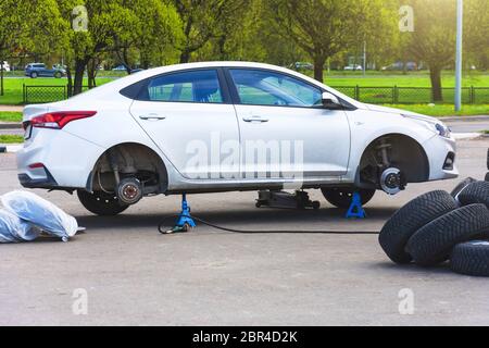 Austausch von Reifen auf Rädern, ein Auto ohne Räder auf einem Wagenheber, Express-Service Wartung Stockfoto