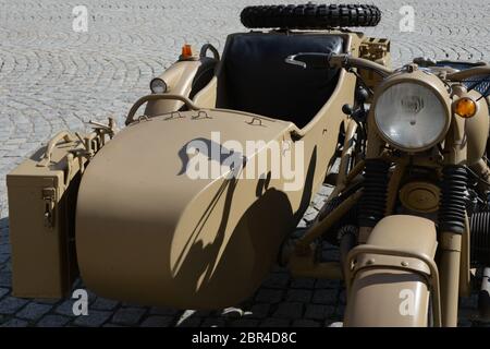 Militärmotorräder BMW R60, Foto aufgenommen in Steyr am Hauptplatz, ursprünglich restaurierter Seitenwagen aus dem 2. Weltkrieg. Stockfoto
