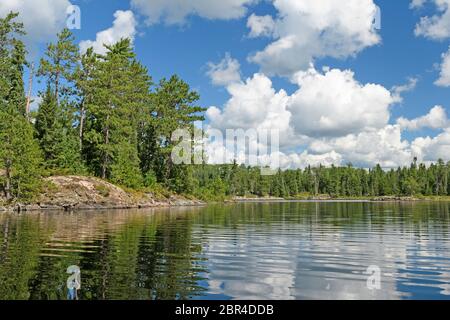 Puffy Sommer Nachmittag Wolken über den North Woods auf Saganagons Lake in Quetico Provincial Park in Ontario Stockfoto