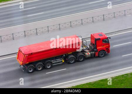 Schwere LKW mit Anhänger und Schüttgut - Boden, Kies, Sand mit einem Gummi-Zelt Stoff Fahrten auf der Autobahn in der Stadt bedeckt Stockfoto