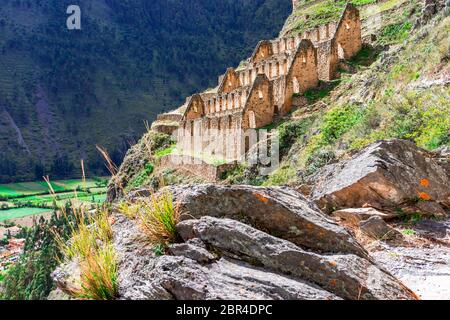 Cuzco, Peru: Pinkuylluna, Ruinen der alten Inka Lagerhäuser auf Berge, das Heilige Tal, Stockfoto