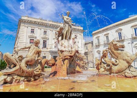 Siracusa, Sizilien, Italien: Diana Brunnen in Archimedes Square, Ortigia, Syrakus, eine historische Stadt auf der Insel Sizilien, Italien Stockfoto