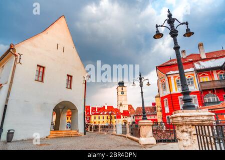 Sibiu, Rumänien - weniger Platz und Rat Tower, Siebenbürger sächsische Stadt, einer von Rumänien Sehenswürdigkeiten Stockfoto
