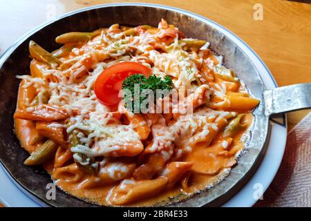 Nudelgericht mit frischer Tomatensauce, Mozzarella und Basilikum Stockfoto