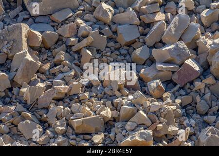 Sonnig beleuchteten full frame gebrochene Steine Hintergrund Stockfoto