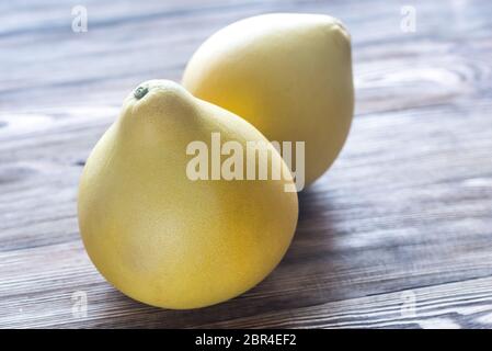 Zwei Grapefruits auf dem hölzernen Hintergrund Stockfoto