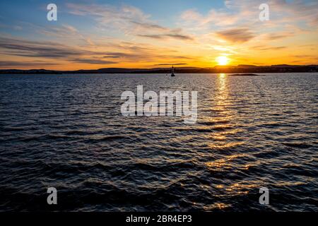 Sonnenuntergang über Oslofjord Hafen mit peripheren Oslo Bygdoy Halbinsel Küste im Hintergrund in der Nähe von Oslo, Ostlandet Region in Norwegen Stockfoto