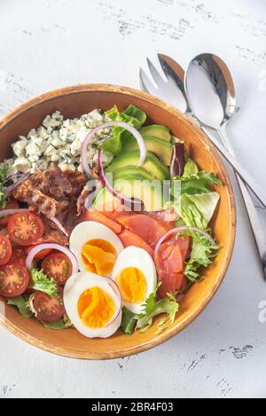 Schüssel Cobb Salat auf den Tisch Stockfoto