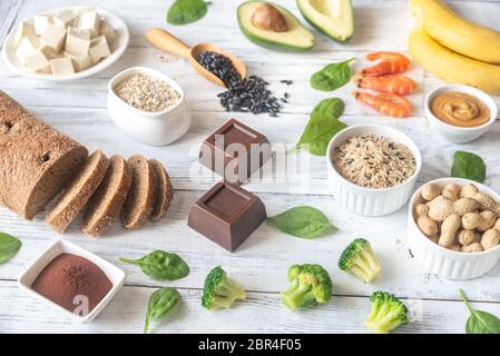 Sortiment von Magnesium-reichen Nahrungsmittel auf dem hölzernen Hintergrund Stockfoto