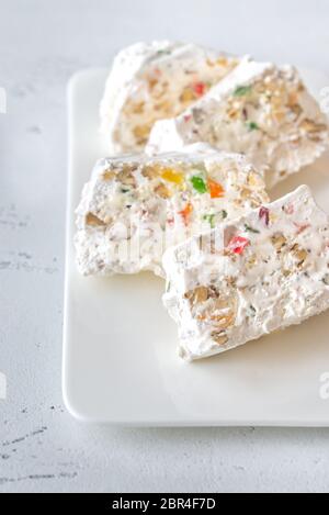 Weißer nougat Slices auf weiße Platte Stockfoto