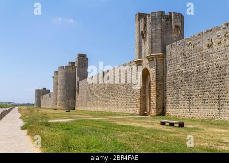 Stadtmauer einer Gemeinde namens Aigues-Mortes in Frankreich Stockfoto