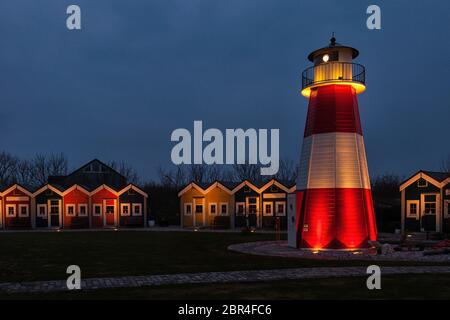 Leuchtturm und Hummer stehen auf der Insel Helgoland Stockfoto