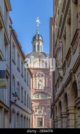 Architektonisches Detail an der Stiftskirche Neumünster in Würzburg, eine fränkische Stadt in Bayern Stockfoto