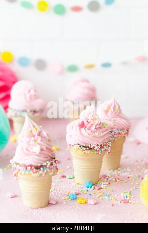 Rosa Softeis mit bunten Streuseln in wenig Waffel cups Stockfoto
