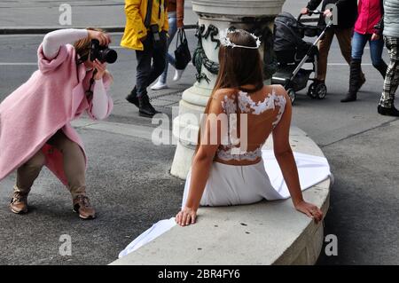 Hochzeitsfoto-Shooting vor der wiener Oper in wien Stockfoto