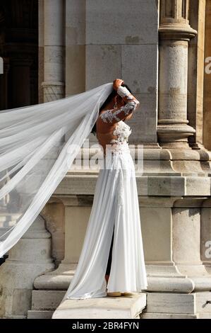 Hochzeitsfoto-Shooting vor der wiener Oper in wien Stockfoto