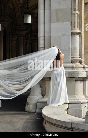 Hochzeitsfoto-Shooting vor der wiener Oper in wien Stockfoto