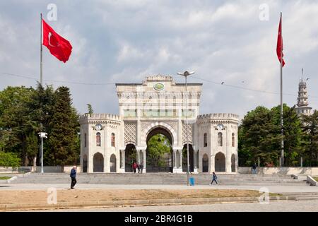 Istanbul, Türkei - Mai 09 2019: Das Haupteingangstor der Universität Istanbul am Beyazit-Platz. Stockfoto