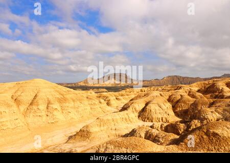 Blick auf die faszinierenden Landformen von Pisquerra und Erosionsklaven im Vordergrund in der halbwüstennahen Naturregion Bardenas Reales Stockfoto