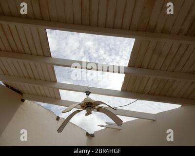 Der Himmel ist von innen sichtbar, nachdem das Dach während des Hurrikans Irma im September 2017 fast abgeblasen wurde Stockfoto