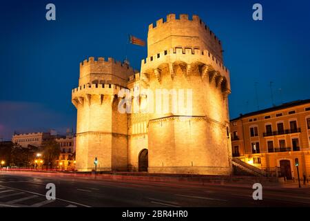 Serrano Türme (Torres de Serranos) bei Nacht. Türme sind auf der Plaza de Los Fueros in Valencia, Spanien Stockfoto