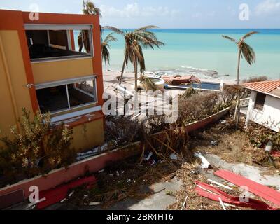 Trümmer von beschädigten Gebäuden Würfen die schöne Insel Sint Maarten, nachdem sie im September 2017 von Hurrikan Irma getroffen wurde Stockfoto