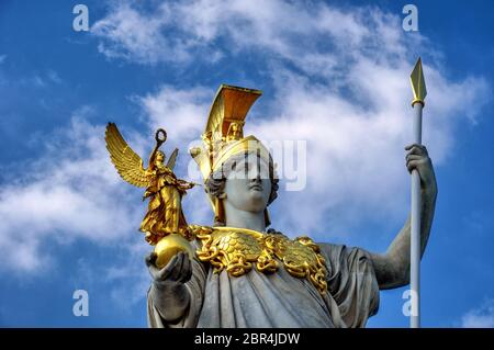 Die Statue von Pallas Athena vor dem österreichischen parlament. Wien Stockfoto