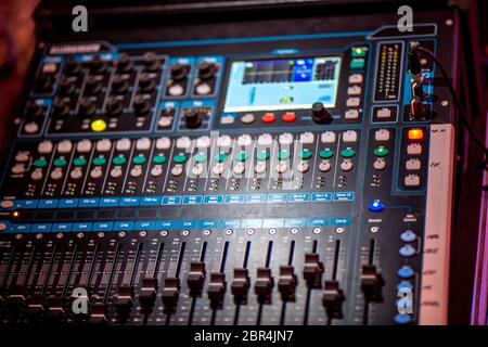 Nahaufnahme der musikalische Verstärker. Sound Verstärker oder Musik Mixer in buntes Licht. Stockfoto