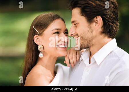 Lächelndes Frisch-Weds Paar Umarmend Posiert Im Freien Während Nur Uns Zeremonie Stockfoto