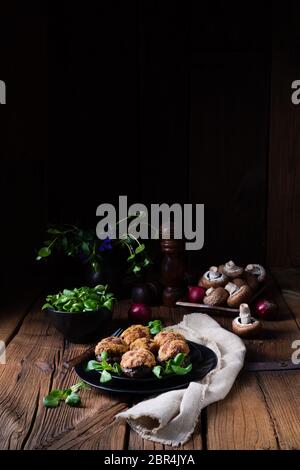 Gefüllt mit Hackfleisch und gebackene Champignons Stockfoto