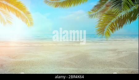 Strand Sommer Hintergrund. Sommerferien mit Sand und Palmen. Sandstrand Stockfoto