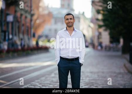 Junger Mann in Hemd und Brille auf der Straße der Stadt Stockfoto