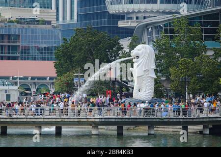 Besucher an der Merlion Statue in Singapur. Stockfoto