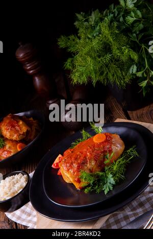 Gebratene Kohlrouladen mit Reis und Hackfleisch nach dem Rezept von Omas Stockfoto