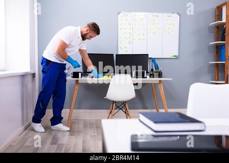 Hausmeister Reinigung weiß Schreibtisch in modernen Büro Stockfoto