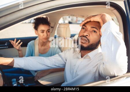 Afrikanische Ehepartner Mit Streit Sitzen Im Auto Während Der Sommerferien Stockfoto