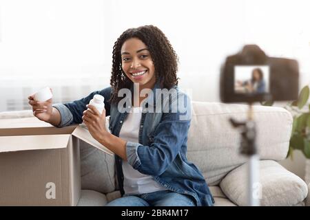 Junge afrikanische Bloggerin macht Videoinhalte für ihren Kosmetik-Blog Stockfoto