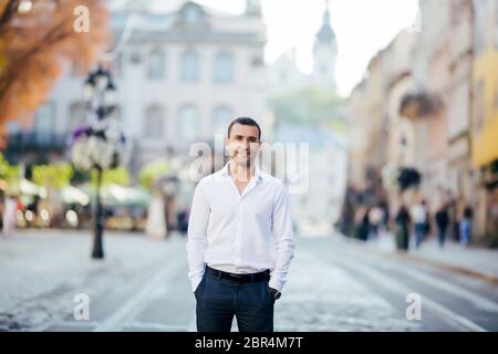 Junger Geschäftsmann in der Stadt, der ein Hemd trägt Stockfoto