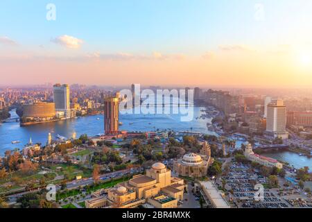 Luftaufnahme auf Kairo bei Sonnenuntergang, Panorama vom Turm. Stockfoto