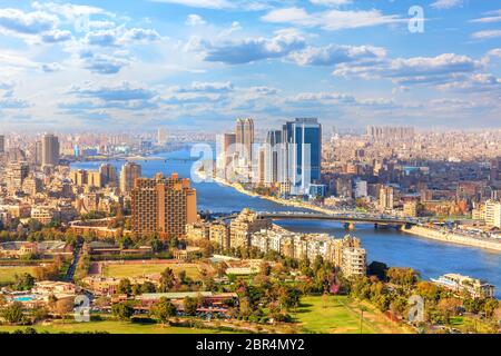 Wunderschöne Aussicht auf Kairo und den Nil von oben, Ägypten. Stockfoto