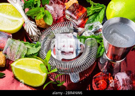 Trinken Sie Werkzeuge und Zutaten für Cocktails Stockfoto