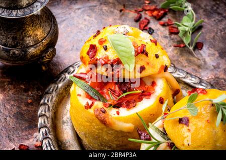 Geräucherter Käse, Mozzarella gebacken in Zitrone. Italienische Küche Stockfoto