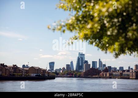 Die Stadt London von der Kanarischen Werft entlang der Themse gesehen Stockfoto