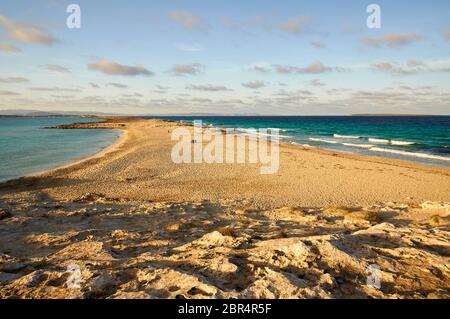 Sonnenuntergang an der Landenge zwischen den Stränden Platja de Ses Illetes (links) und Platja de Llevant (rechts) (Formentera, Balearen, Mittelmeer, Spanien) Stockfoto