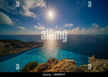 Die Sonne scheint über Klippen in Schiffswrack Bucht im Sommer auf Zakynthos Insel, Griechenland Stockfoto