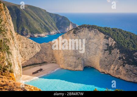 Wrack eines Schmuggler Schiff am Strand an der Unterseite des atemberaubenden Schiffswrack Bucht, Insel Zakynthos, Griechenland Stockfoto