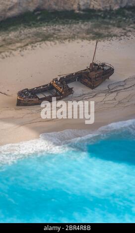 Wrack eines Schmuggler Schiff am Strand an der Unterseite des atemberaubenden Schiffswrack Bucht, Insel Zakynthos, Griechenland Stockfoto