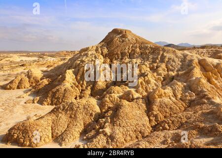 Markante Landformen mit ausgeprägten Austrocknungsrissen in der halbwüstenartigen Naturregion Bardenas Reales, UNESCO Biosphärenreservat, Navarra, Spanien Stockfoto