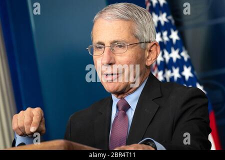 Dr. Anthony S. Fauci, Direktor des Nationalen Instituts für Allergie und Infektionskrankheiten, spricht während einer Coronavirus (COVID-19) Briefing Mittwoch, 22. April 2020, im Weißen Haus. Stockfoto